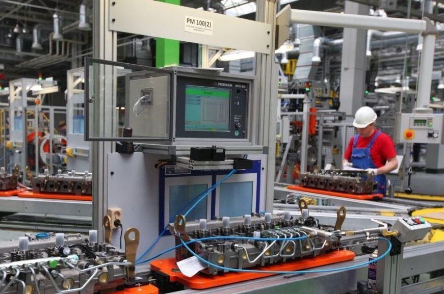 The region ' s industrial enterprises have downloaded more than 590 billion roubles of products