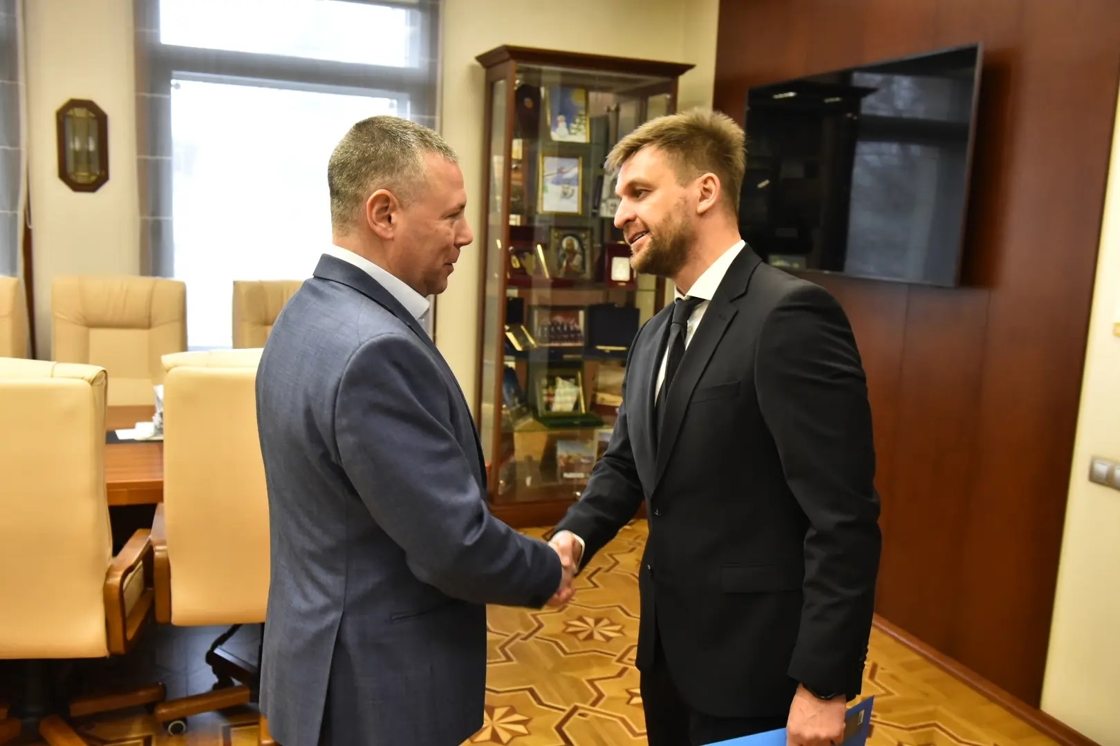 Mihail Evravev discussed the development of the Jaroslav tires factory with the director of the " Codyant " , Dmitri Gorbachev