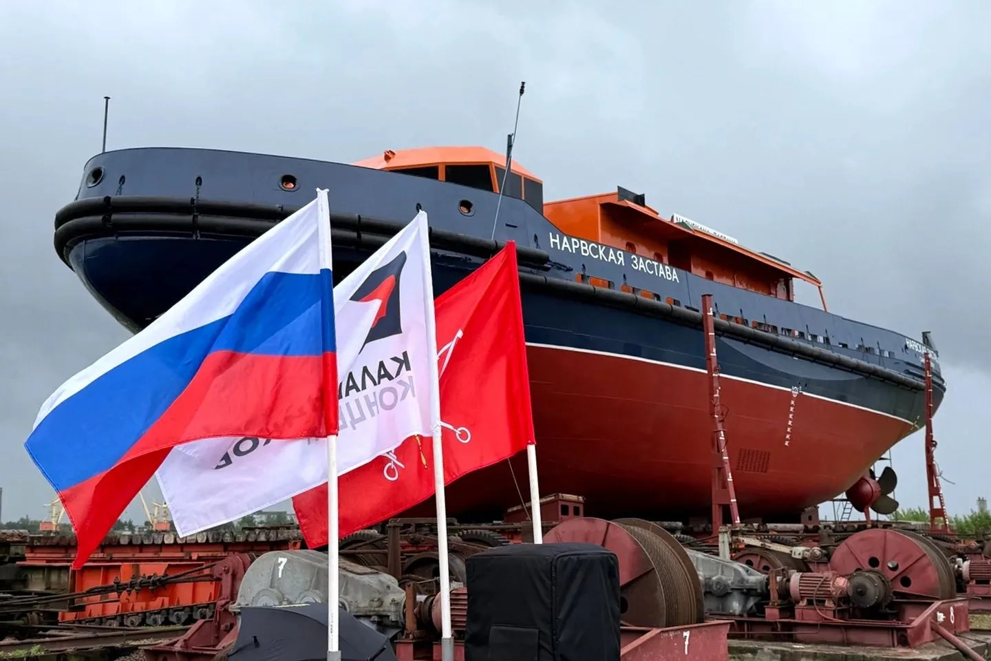 Рыбинские судостроители спустили на воду буксир ледокольного класса для Санкт-Петербурга
